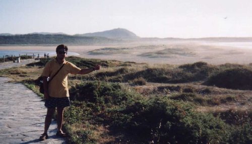 Pedro com a praia de Valedeviños em fundo!