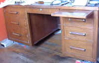 desk.jpg (26190 bytes)