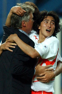 Ahn Jung-Hwan celebrates with manager Guus Hiddink