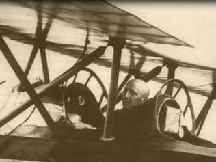 Gabriele D'Annunzio che si appresta a compiere il celebre volo su Vienna (Agosto 1918)