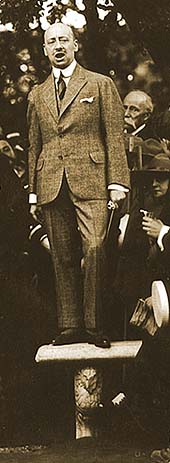 D'Annunzio mentre pronuncia il suo discorso interventista nel 1915
