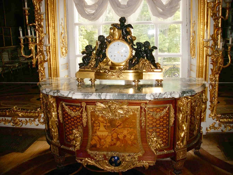 a beautiful clock in the Puskin Palace