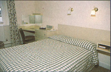 Bed.jpg (38235 bytes)