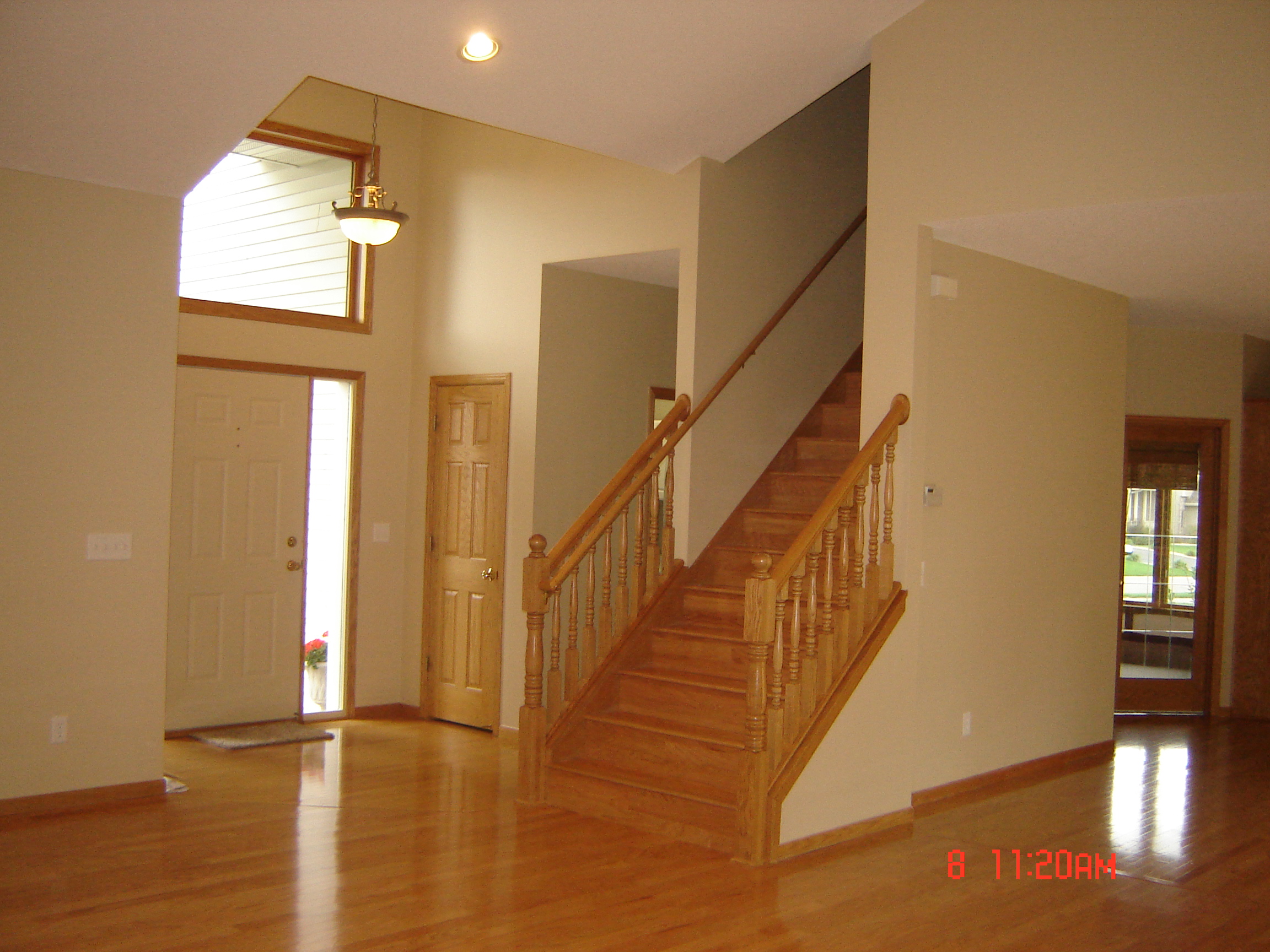 Great room w/ vaulted ceilings