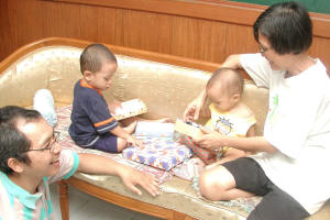 Buka kadonya, buka kadonya, buka kadonya, lihat isinya....