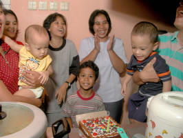 "Lho, lilinnya kok sudah padam? Siapa yang meniup?"