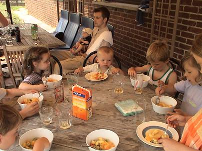 met de neefjes en nichtjes aan tafel