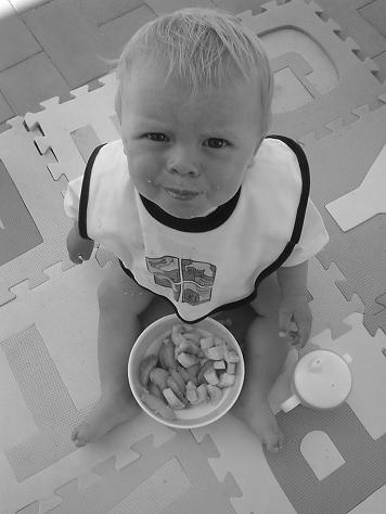 zelf stukjes fruit knabbelen