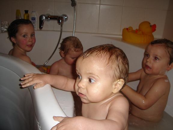 iedereen in bad! Nette, Hannes, Jasper en Evi in een vluchtpoging