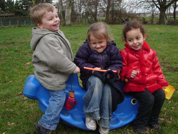 Jasper gaat naar school! En heeft er meteen een resem vriendinnetjes bij.