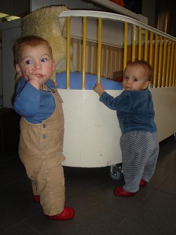 Finn en Evi spelen samen (9 en 7 maand)