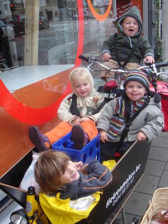 in de fietskar met Linus, Sterre en Finn