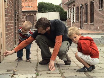 Poesje in de schuur.&nbsp; Jasper, papa en Pieter.