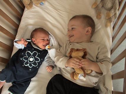 kleine zus in grote broer zijn bed