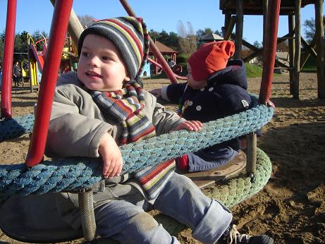 Jasper op de schommel