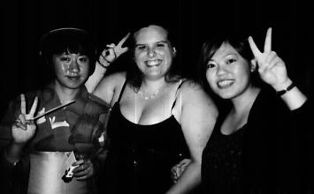 Des is in the middle, with Mariko on the left and Mika on the right