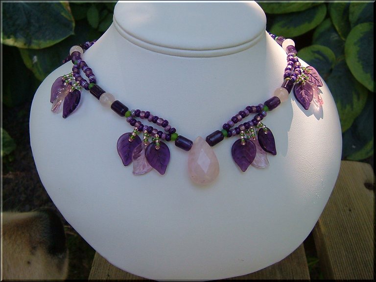 leaf motive necklace