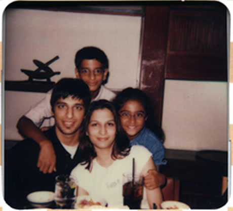 ThiS is UsMaN on da FaR riTe.. an SiS.. bEhind are his Bro an cuZn