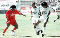 Estay disputando un bal�n contra Monterrey.