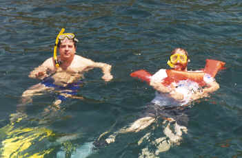 1998snorkeling1.jpg (80514 bytes)