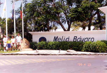 1999frontofhotel.jpg (100677 bytes)