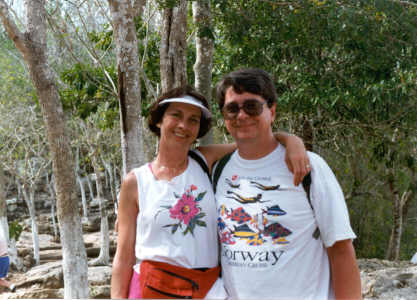 happypeoplecancun1.jpg (134457 bytes)