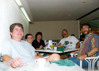 happypeoplecancun2.jpg (80056 bytes)