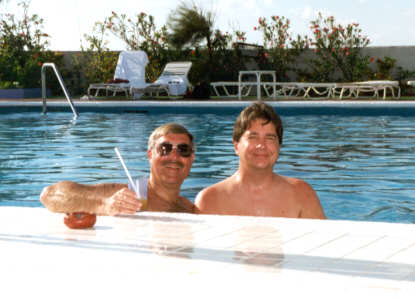 happypeoplecancun3.jpg (94470 bytes)