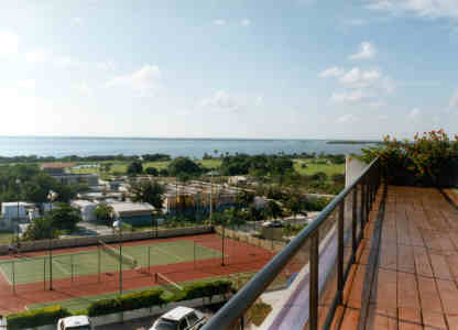 thetenniscourtsatcancun.jpg (85763 bytes)