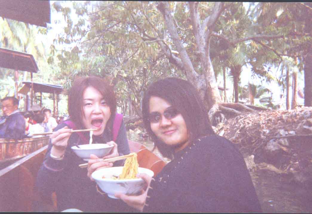 Tan & Sayaka eating noodle at Floating Market