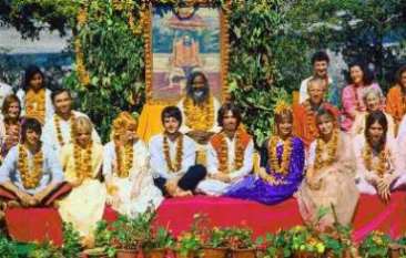 [Die Beatles in Rishikesh]