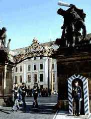 [Einfahrt zum Burghof]