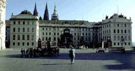 [Burgplatz auf dem Hradschin]