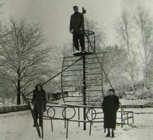 [Spielplatz in der Bonner Gronau 1958]