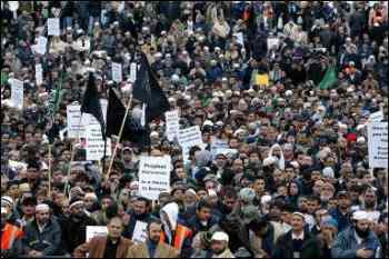 [Demo von Negern u.a. Muslimen in London]