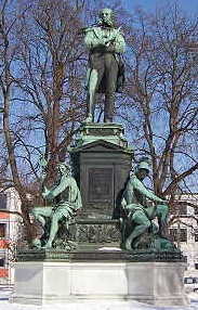 [Denkmal auf Tegetthoff in Graz]