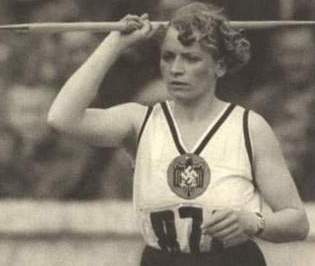 [Tilly Fleischer 1936 bei ihrem Olympiasieg im Speerwerfen]