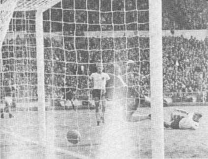 [das vorentscheidende Tor zum 3:2 f&uuml;r England - 'Tor des Jahrhunderts']