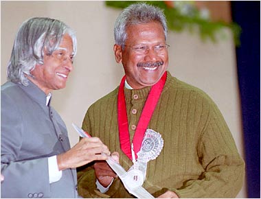 Director Mani 

Ratnam receives the Swarna Kamal Award for his Tamil film 'Kannathil Muthamittal', starring Madhavan and Simran, from 

President APJ Abdul Kalam at the awards ceremony.