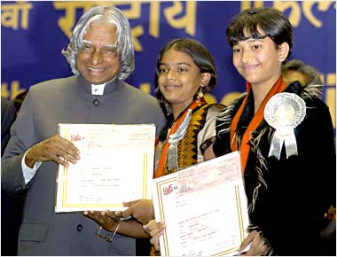 President Kalam 

strikes a pose with Best Child Artists Sweta Prasad (right) and P S Keerthana (centre).
