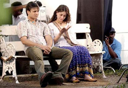 Vivek Oberoi and Kareena Kapoor on the sets of YUVA (Tamil: Ayitha Ezhuthu)