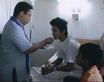 Fr. Vic Amaro Jr.  with the sick at FEU Hospital