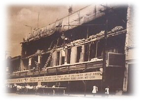 The facade is being put up. (1913)