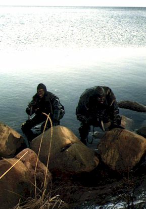 To kampsv�mmere fra fr�mnadskorpset kravler i land