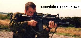 Patrulje kompagni HOK personel er uddannet p forskellige udenlandske vben her: Colt M4 med granatkaster M/203.