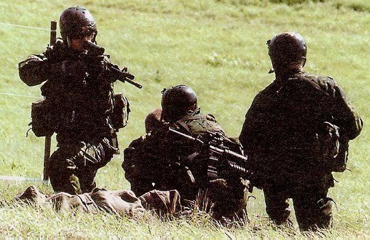J�gersoldat med M203 granatkaster