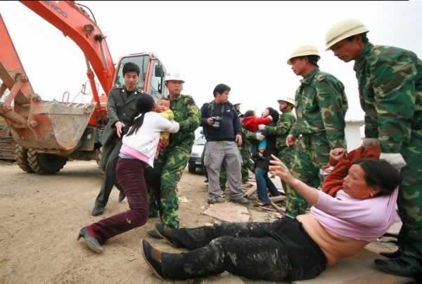 Huracanes tornados destrozos fotos imagenes fenomenos climaticos rayos truenos tormentas ojos investigaciones destrucciones argentina estados unidos mexico temporales www.wetherchannel.com pronosticos John Travolta,Nicholas Cage,Contracara,cirugias esteticas,rostro,lipoaspiraciones,medicina,cirujanos,operaciones,Maria Reich,Nazca,lineas,calendario astronomico,Peru,dibujos,astronomia,geometria,Bernd Teichert,mapas,Ana Mar&iacute;a Cogorno,ovnis,misterios,Cristobal Colon,Hernando,Diego,catedral Sevillana,Cartuja Pickman,Jos&eacute; Antonio Lorente,Granada,ADN;restos,Marcial Castro,antropologia,Republica Dominicana,www.egipto.com,Egipto,Keops,piramides,descubrimientos,Aton,Ankh,tumbas,sarcofacos,momias,embalsamamientos,Kefren,camaras secretas,Nefertiti,Amenofis,Nilo,inundaciones,Blade Runner,Ridley Scott, Richard Dawkins,Steven Pinker,Harrison Ford,Stephen Minger,Stanley Kubrick,Daryl Hanna,replicantes,androides,ciencia ficcion,Contactos,SHGb02+14a,proyecto SETI,Search for Extra Terrestial Intelligence,SETI@home,Robert Zemeckis,Jodie Foster,Dan Wertheimer,New Scientist,Arecibo,Puerto Rico,civilizaciones extraterrestres,Ma libert&eacute; de penser,Florent Pagny,Argentina,France,Patagonia,Argentine,Azucena Caama&ntilde;o,Savoir aimer,artistes,musique,musica,CD,cantores,ventas,compras,ranking,Paparazzi,Isabel Sartorius,Borbon,Ortiz Pati&ntilde;o,Vallejo Najera,Entrecanales,Mora Figueroa,Antonio Montero,Sainz Vicu&ntilde;a,Espa&ntilde;a,jet set,Mallorca,Ibiza,John Fitzgerald Kennedy,Lee Harvey Oswald,Vitaliy Fadeyev,Lawrence Berkeley,Carl Haber,Fidel Castro,Lyndon B. Johnson,Jackie,Onassis,Irma Roy,Carolina Papaleo,Osvaldo,diputada nacional,Congreso,Argentina,Raul Granillo Ocampo,politica,justicialismo,peronismo,cine,television,La Horqueta,San Isidro,que se vayan todos,diciembre 2001,2002,2003,2004,maria julia alsogaray,alvaros,,Roberto Mart&iacute;nez Medina,Maria Julia Alsogaray,Ra&uacute;l Granillo Ocampo,Jorge Rodr&iacute;guez,V&iacute;ctor Alderete,Claudia Bello,Angel Massa,Alfredo Yabran,Mario Pontaquarto,Nestor Carlos Kirchner,Cristina Elizabeth Fernandez,corrupcion,senado,general rodriguez,anibal,fernandez,alberto,fernando de la rua,ines pertine,eduardo duhalde,hilda chiche gonzalez,2000,2001,2002,2003,2004,Museos,www.louvre.fr,Leonardo Da Vinci,Gioconda,Mona Lisa,Italia,Francia,France,inventos,Italy,renacimiento,historia,cuadros,links,images,postcards,photos,fotos,imagenes,postales,pictures,historia,arqueologia,descubrimientos,culturales,agenda,infodiario,diario accion,buenos aires,argentina,Diario Accion de General Rodriguez, politica, actualidad, noticias e informacion, personalidades e instituciones, policiales, galerias de fotos; historia de General Rodriguez, sus origenes, edificios, estancias, habitos y costumbres, anecdotas, comercios e industrias, los fundadores, antiguas instituciones, fotos e imagenes; suplementos especiales: la crisis politica, economica y social de la Argentina, los acontecimientos de Diciembre de 2001, articulos y entrevistas; Emigracion: toda la informacion destinada a aquellos que desean emigrar, radicarse o estudiar en el exterior, visas, pasaportes, consejos, guias, informacion util, links; Trueque: novedades e informacion, links, estructura del trueque; el casamiento de Maxima Zorreguieta y el principe Guillermo Alejandro de Holanda; Guerra de Afganistan: galeria de imagenes e informacion sobre la primera guerra del siglo XXI; la guerra de Irak, Bagdad, Georges W. Bush, Saddam Husseim, el atentado a las torres Gemelas de Nueva York, las twin towers, el 11-s, y descripcion del hecho que conmovio al mundo; Empleo: consultoras, clasificados, agencias de empleo, consejos e informacion util, curriculum vitae, como confeccionarlos, noticias de actualidad; 
Los numeros de la crisis: Las consecuencias de la crisis politica, economica y social; estadisticas, pobreza, desnutricion, salud y asistencia; noticias regionales y provinciales, columnas y editoriales; informacion para negocios: pymes, links, empresas y negocios; Agenda Cultural con toda la informacion de cursos, universidades, talleres, escuelas y oportunidades, exposiciones de arte de la region; buscadores en Internet, Enlaces: links a los mejores sitios de educacion, cultura, arte, biografias, politica, interes general, web, Links del Diario Accion: RMS Titanic, su historia, su tragico viaje inaugural; historias, testimonios, documentos y articulos sobre el naufragio; links y sitios sobre el tema; la pelicula de Cameron, fotos e imagenes; suplementos especiales, Historia Argentina y de General Rodriguez, la llegada de la democracia en General Rodriguez, la asuncion de Juan Lumbreras como intendente en 1983, galeria de imagenes, sus palabras y los actos, su gabinete, festejos de la comunidad. Fundacion del pueblo de General Rodriguez, sus instituciones y personalidades relevantes, arquitectura y edificios, comercios e industrias, sus comienzos, estancias, inmigraciones italianas, espa&ntilde;olas, vascas e irlandesas, anecdotas y efemerides, sus hombres ilustres, el Hospital Vicente Lopez y Planes, su fundacion por las Damas de Beneficencia, el hundimiento del crucero General Belgrano, testimonios de ex combatientes y tripulantes, su comandante Hector Elias Bonzo, fotos e imagenes, recuerdos y homenajes, historia de la familia Bonzo de General Rodriguez, entrevistas y articulos periodisticos. La guerra de Malvinas en el Atlantico Sur, el conflicto belico con Gran Breta&ntilde;a de 1982, politicos relevantes, Benjamin Paez y Trueba, fotos antiguas de familias fundadoras, galerias de imagenes de pobladores, recorrida virtual por el antiguo General Rodriguez, el paso de la Infanta en 1910, historia de La Serenisima, la familia Mastellone, La Choza, Bernardo de Irigoyen, peronismo y radicalismo y muchisimo mas