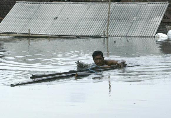 Huracanes tornados destrozos fotos imagenes fenomenos climaticos rayos truenos tormentas ojos investigaciones destrucciones argentina estados unidos mexico temporales www.wetherchannel.com pronosticos John Travolta,Nicholas Cage,Contracara,cirugias esteticas,rostro,lipoaspiraciones,medicina,cirujanos,operaciones,Maria Reich,Nazca,lineas,calendario astronomico,Peru,dibujos,astronomia,geometria,Bernd Teichert,mapas,Ana Mar&iacute;a Cogorno,ovnis,misterios,Cristobal Colon,Hernando,Diego,catedral Sevillana,Cartuja Pickman,Jos&eacute; Antonio Lorente,Granada,ADN;restos,Marcial Castro,antropologia,Republica Dominicana,www.egipto.com,Egipto,Keops,piramides,descubrimientos,Aton,Ankh,tumbas,sarcofacos,momias,embalsamamientos,Kefren,camaras secretas,Nefertiti,Amenofis,Nilo,inundaciones,Blade Runner,Ridley Scott, Richard Dawkins,Steven Pinker,Harrison Ford,Stephen Minger,Stanley Kubrick,Daryl Hanna,replicantes,androides,ciencia ficcion,Contactos,SHGb02+14a,proyecto SETI,Search for Extra Terrestial Intelligence,SETI@home,Robert Zemeckis,Jodie Foster,Dan Wertheimer,New Scientist,Arecibo,Puerto Rico,civilizaciones extraterrestres,Ma libert&eacute; de penser,Florent Pagny,Argentina,France,Patagonia,Argentine,Azucena Caama&ntilde;o,Savoir aimer,artistes,musique,musica,CD,cantores,ventas,compras,ranking,Paparazzi,Isabel Sartorius,Borbon,Ortiz Pati&ntilde;o,Vallejo Najera,Entrecanales,Mora Figueroa,Antonio Montero,Sainz Vicu&ntilde;a,Espa&ntilde;a,jet set,Mallorca,Ibiza,John Fitzgerald Kennedy,Lee Harvey Oswald,Vitaliy Fadeyev,Lawrence Berkeley,Carl Haber,Fidel Castro,Lyndon B. Johnson,Jackie,Onassis,Irma Roy,Carolina Papaleo,Osvaldo,diputada nacional,Congreso,Argentina,Raul Granillo Ocampo,politica,justicialismo,peronismo,cine,television,La Horqueta,San Isidro,que se vayan todos,diciembre 2001,2002,2003,2004,maria julia alsogaray,alvaros,,Roberto Mart&iacute;nez Medina,Maria Julia Alsogaray,Ra&uacute;l Granillo Ocampo,Jorge Rodr&iacute;guez,V&iacute;ctor Alderete,Claudia Bello,Angel Massa,Alfredo Yabran,Mario Pontaquarto,Nestor Carlos Kirchner,Cristina Elizabeth Fernandez,corrupcion,senado,general rodriguez,anibal,fernandez,alberto,fernando de la rua,ines pertine,eduardo duhalde,hilda chiche gonzalez,2000,2001,2002,2003,2004,Museos,www.louvre.fr,Leonardo Da Vinci,Gioconda,Mona Lisa,Italia,Francia,France,inventos,Italy,renacimiento,historia,cuadros,links,images,postcards,photos,fotos,imagenes,postales,pictures,historia,arqueologia,descubrimientos,culturales,agenda,infodiario,diario accion,buenos aires,argentina,Diario Accion de General Rodriguez, politica, actualidad, noticias e informacion, personalidades e instituciones, policiales, galerias de fotos; historia de General Rodriguez, sus origenes, edificios, estancias, habitos y costumbres, anecdotas, comercios e industrias, los fundadores, antiguas instituciones, fotos e imagenes; suplementos especiales: la crisis politica, economica y social de la Argentina, los acontecimientos de Diciembre de 2001, articulos y entrevistas; Emigracion: toda la informacion destinada a aquellos que desean emigrar, radicarse o estudiar en el exterior, visas, pasaportes, consejos, guias, informacion util, links; Trueque: novedades e informacion, links, estructura del trueque; el casamiento de Maxima Zorreguieta y el principe Guillermo Alejandro de Holanda; Guerra de Afganistan: galeria de imagenes e informacion sobre la primera guerra del siglo XXI; la guerra de Irak, Bagdad, Georges W. Bush, Saddam Husseim, el atentado a las torres Gemelas de Nueva York, las twin towers, el 11-s, y descripcion del hecho que conmovio al mundo; Empleo: consultoras, clasificados, agencias de empleo, consejos e informacion util, curriculum vitae, como confeccionarlos, noticias de actualidad; 
Los numeros de la crisis: Las consecuencias de la crisis politica, economica y social; estadisticas, pobreza, desnutricion, salud y asistencia; noticias regionales y provinciales, columnas y editoriales; informacion para negocios: pymes, links, empresas y negocios; Agenda Cultural con toda la informacion de cursos, universidades, talleres, escuelas y oportunidades, exposiciones de arte de la region; buscadores en Internet, Enlaces: links a los mejores sitios de educacion, cultura, arte, biografias, politica, interes general, web, Links del Diario Accion: RMS Titanic, su historia, su tragico viaje inaugural; historias, testimonios, documentos y articulos sobre el naufragio; links y sitios sobre el tema; la pelicula de Cameron, fotos e imagenes; suplementos especiales, Historia Argentina y de General Rodriguez, la llegada de la democracia en General Rodriguez, la asuncion de Juan Lumbreras como intendente en 1983, galeria de imagenes, sus palabras y los actos, su gabinete, festejos de la comunidad. Fundacion del pueblo de General Rodriguez, sus instituciones y personalidades relevantes, arquitectura y edificios, comercios e industrias, sus comienzos, estancias, inmigraciones italianas, espa&ntilde;olas, vascas e irlandesas, anecdotas y efemerides, sus hombres ilustres, el Hospital Vicente Lopez y Planes, su fundacion por las Damas de Beneficencia, el hundimiento del crucero General Belgrano, testimonios de ex combatientes y tripulantes, su comandante Hector Elias Bonzo, fotos e imagenes, recuerdos y homenajes, historia de la familia Bonzo de General Rodriguez, entrevistas y articulos periodisticos. La guerra de Malvinas en el Atlantico Sur, el conflicto belico con Gran Breta&ntilde;a de 1982, politicos relevantes, Benjamin Paez y Trueba, fotos antiguas de familias fundadoras, galerias de imagenes de pobladores, recorrida virtual por el antiguo General Rodriguez, el paso de la Infanta en 1910, historia de La Serenisima, la familia Mastellone, La Choza, Bernardo de Irigoyen, peronismo y radicalismo y muchisimo mas