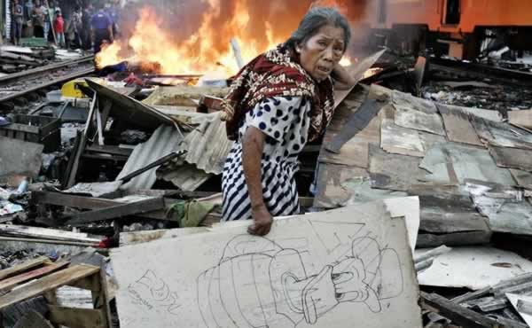 Huracanes tornados destrozos fotos imagenes fenomenos climaticos rayos truenos tormentas ojos investigaciones destrucciones argentina estados unidos mexico temporales www.wetherchannel.com pronosticos John Travolta,Nicholas Cage,Contracara,cirugias esteticas,rostro,lipoaspiraciones,medicina,cirujanos,operaciones,Maria Reich,Nazca,lineas,calendario astronomico,Peru,dibujos,astronomia,geometria,Bernd Teichert,mapas,Ana Mar&iacute;a Cogorno,ovnis,misterios,Cristobal Colon,Hernando,Diego,catedral Sevillana,Cartuja Pickman,Jos&eacute; Antonio Lorente,Granada,ADN;restos,Marcial Castro,antropologia,Republica Dominicana,www.egipto.com,Egipto,Keops,piramides,descubrimientos,Aton,Ankh,tumbas,sarcofacos,momias,embalsamamientos,Kefren,camaras secretas,Nefertiti,Amenofis,Nilo,inundaciones,Blade Runner,Ridley Scott, Richard Dawkins,Steven Pinker,Harrison Ford,Stephen Minger,Stanley Kubrick,Daryl Hanna,replicantes,androides,ciencia ficcion,Contactos,SHGb02+14a,proyecto SETI,Search for Extra Terrestial Intelligence,SETI@home,Robert Zemeckis,Jodie Foster,Dan Wertheimer,New Scientist,Arecibo,Puerto Rico,civilizaciones extraterrestres,Ma libert&eacute; de penser,Florent Pagny,Argentina,France,Patagonia,Argentine,Azucena Caama&ntilde;o,Savoir aimer,artistes,musique,musica,CD,cantores,ventas,compras,ranking,Paparazzi,Isabel Sartorius,Borbon,Ortiz Pati&ntilde;o,Vallejo Najera,Entrecanales,Mora Figueroa,Antonio Montero,Sainz Vicu&ntilde;a,Espa&ntilde;a,jet set,Mallorca,Ibiza,John Fitzgerald Kennedy,Lee Harvey Oswald,Vitaliy Fadeyev,Lawrence Berkeley,Carl Haber,Fidel Castro,Lyndon B. Johnson,Jackie,Onassis,Irma Roy,Carolina Papaleo,Osvaldo,diputada nacional,Congreso,Argentina,Raul Granillo Ocampo,politica,justicialismo,peronismo,cine,television,La Horqueta,San Isidro,que se vayan todos,diciembre 2001,2002,2003,2004,maria julia alsogaray,alvaros,,Roberto Mart&iacute;nez Medina,Maria Julia Alsogaray,Ra&uacute;l Granillo Ocampo,Jorge Rodr&iacute;guez,V&iacute;ctor Alderete,Claudia Bello,Angel Massa,Alfredo Yabran,Mario Pontaquarto,Nestor Carlos Kirchner,Cristina Elizabeth Fernandez,corrupcion,senado,general rodriguez,anibal,fernandez,alberto,fernando de la rua,ines pertine,eduardo duhalde,hilda chiche gonzalez,2000,2001,2002,2003,2004,Museos,www.louvre.fr,Leonardo Da Vinci,Gioconda,Mona Lisa,Italia,Francia,France,inventos,Italy,renacimiento,historia,cuadros,links,images,postcards,photos,fotos,imagenes,postales,pictures,historia,arqueologia,descubrimientos,culturales,agenda,infodiario,diario accion,buenos aires,argentina,Diario Accion de General Rodriguez, politica, actualidad, noticias e informacion, personalidades e instituciones, policiales, galerias de fotos; historia de General Rodriguez, sus origenes, edificios, estancias, habitos y costumbres, anecdotas, comercios e industrias, los fundadores, antiguas instituciones, fotos e imagenes; suplementos especiales: la crisis politica, economica y social de la Argentina, los acontecimientos de Diciembre de 2001, articulos y entrevistas; Emigracion: toda la informacion destinada a aquellos que desean emigrar, radicarse o estudiar en el exterior, visas, pasaportes, consejos, guias, informacion util, links; Trueque: novedades e informacion, links, estructura del trueque; el casamiento de Maxima Zorreguieta y el principe Guillermo Alejandro de Holanda; Guerra de Afganistan: galeria de imagenes e informacion sobre la primera guerra del siglo XXI; la guerra de Irak, Bagdad, Georges W. Bush, Saddam Husseim, el atentado a las torres Gemelas de Nueva York, las twin towers, el 11-s, y descripcion del hecho que conmovio al mundo; Empleo: consultoras, clasificados, agencias de empleo, consejos e informacion util, curriculum vitae, como confeccionarlos, noticias de actualidad; 
Los numeros de la crisis: Las consecuencias de la crisis politica, economica y social; estadisticas, pobreza, desnutricion, salud y asistencia; noticias regionales y provinciales, columnas y editoriales; informacion para negocios: pymes, links, empresas y negocios; Agenda Cultural con toda la informacion de cursos, universidades, talleres, escuelas y oportunidades, exposiciones de arte de la region; buscadores en Internet, Enlaces: links a los mejores sitios de educacion, cultura, arte, biografias, politica, interes general, web, Links del Diario Accion: RMS Titanic, su historia, su tragico viaje inaugural; historias, testimonios, documentos y articulos sobre el naufragio; links y sitios sobre el tema; la pelicula de Cameron, fotos e imagenes; suplementos especiales, Historia Argentina y de General Rodriguez, la llegada de la democracia en General Rodriguez, la asuncion de Juan Lumbreras como intendente en 1983, galeria de imagenes, sus palabras y los actos, su gabinete, festejos de la comunidad. Fundacion del pueblo de General Rodriguez, sus instituciones y personalidades relevantes, arquitectura y edificios, comercios e industrias, sus comienzos, estancias, inmigraciones italianas, espa&ntilde;olas, vascas e irlandesas, anecdotas y efemerides, sus hombres ilustres, el Hospital Vicente Lopez y Planes, su fundacion por las Damas de Beneficencia, el hundimiento del crucero General Belgrano, testimonios de ex combatientes y tripulantes, su comandante Hector Elias Bonzo, fotos e imagenes, recuerdos y homenajes, historia de la familia Bonzo de General Rodriguez, entrevistas y articulos periodisticos. La guerra de Malvinas en el Atlantico Sur, el conflicto belico con Gran Breta&ntilde;a de 1982, politicos relevantes, Benjamin Paez y Trueba, fotos antiguas de familias fundadoras, galerias de imagenes de pobladores, recorrida virtual por el antiguo General Rodriguez, el paso de la Infanta en 1910, historia de La Serenisima, la familia Mastellone, La Choza, Bernardo de Irigoyen, peronismo y radicalismo y muchisimo mas