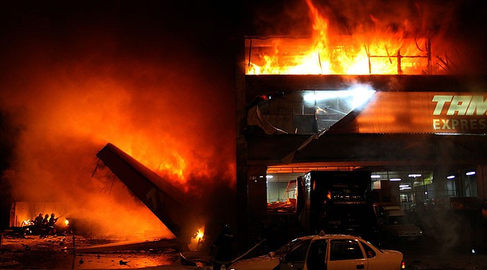 Huracanes tornados destrozos fotos imagenes fenomenos climaticos rayos truenos tormentas ojos investigaciones destrucciones argentina estados unidos mexico temporales www.wetherchannel.com pronosticos John Travolta,Nicholas Cage,Contracara,cirugias esteticas,rostro,lipoaspiraciones,medicina,cirujanos,operaciones,Maria Reich,Nazca,lineas,calendario astronomico,Peru,dibujos,astronomia,geometria,Bernd Teichert,mapas,Ana Mar&iacute;a Cogorno,ovnis,misterios,Cristobal Colon,Hernando,Diego,catedral Sevillana,Cartuja Pickman,Jos&eacute; Antonio Lorente,Granada,ADN;restos,Marcial Castro,antropologia,Republica Dominicana,www.egipto.com,Egipto,Keops,piramides,descubrimientos,Aton,Ankh,tumbas,sarcofacos,momias,embalsamamientos,Kefren,camaras secretas,Nefertiti,Amenofis,Nilo,inundaciones,Blade Runner,Ridley Scott, Richard Dawkins,Steven Pinker,Harrison Ford,Stephen Minger,Stanley Kubrick,Daryl Hanna,replicantes,androides,ciencia ficcion,Contactos,SHGb02+14a,proyecto SETI,Search for Extra Terrestial Intelligence,SETI@home,Robert Zemeckis,Jodie Foster,Dan Wertheimer,New Scientist,Arecibo,Puerto Rico,civilizaciones extraterrestres,Ma libert&eacute; de penser,Florent Pagny,Argentina,France,Patagonia,Argentine,Azucena Caama&ntilde;o,Savoir aimer,artistes,musique,musica,CD,cantores,ventas,compras,ranking,Paparazzi,Isabel Sartorius,Borbon,Ortiz Pati&ntilde;o,Vallejo Najera,Entrecanales,Mora Figueroa,Antonio Montero,Sainz Vicu&ntilde;a,Espa&ntilde;a,jet set,Mallorca,Ibiza,John Fitzgerald Kennedy,Lee Harvey Oswald,Vitaliy Fadeyev,Lawrence Berkeley,Carl Haber,Fidel Castro,Lyndon B. Johnson,Jackie,Onassis,Irma Roy,Carolina Papaleo,Osvaldo,diputada nacional,Congreso,Argentina,Raul Granillo Ocampo,politica,justicialismo,peronismo,cine,television,La Horqueta,San Isidro,que se vayan todos,diciembre 2001,2002,2003,2004,maria julia alsogaray,alvaros,,Roberto Mart&iacute;nez Medina,Maria Julia Alsogaray,Ra&uacute;l Granillo Ocampo,Jorge Rodr&iacute;guez,V&iacute;ctor Alderete,Claudia Bello,Angel Massa,Alfredo Yabran,Mario Pontaquarto,Nestor Carlos Kirchner,Cristina Elizabeth Fernandez,corrupcion,senado,general rodriguez,anibal,fernandez,alberto,fernando de la rua,ines pertine,eduardo duhalde,hilda chiche gonzalez,2000,2001,2002,2003,2004,Museos,www.louvre.fr,Leonardo Da Vinci,Gioconda,Mona Lisa,Italia,Francia,France,inventos,Italy,renacimiento,historia,cuadros,links,images,postcards,photos,fotos,imagenes,postales,pictures,historia,arqueologia,descubrimientos,culturales,agenda,infodiario,diario accion,buenos aires,argentina,Diario Accion de General Rodriguez, politica, actualidad, noticias e informacion, personalidades e instituciones, policiales, galerias de fotos; historia de General Rodriguez, sus origenes, edificios, estancias, habitos y costumbres, anecdotas, comercios e industrias, los fundadores, antiguas instituciones, fotos e imagenes; suplementos especiales: la crisis politica, economica y social de la Argentina, los acontecimientos de Diciembre de 2001, articulos y entrevistas; Emigracion: toda la informacion destinada a aquellos que desean emigrar, radicarse o estudiar en el exterior, visas, pasaportes, consejos, guias, informacion util, links; Trueque: novedades e informacion, links, estructura del trueque; el casamiento de Maxima Zorreguieta y el principe Guillermo Alejandro de Holanda; Guerra de Afganistan: galeria de imagenes e informacion sobre la primera guerra del siglo XXI; la guerra de Irak, Bagdad, Georges W. Bush, Saddam Husseim, el atentado a las torres Gemelas de Nueva York, las twin towers, el 11-s, y descripcion del hecho que conmovio al mundo; Empleo: consultoras, clasificados, agencias de empleo, consejos e informacion util, curriculum vitae, como confeccionarlos, noticias de actualidad; 
Los numeros de la crisis: Las consecuencias de la crisis politica, economica y social; estadisticas, pobreza, desnutricion, salud y asistencia; noticias regionales y provinciales, columnas y editoriales; informacion para negocios: pymes, links, empresas y negocios; Agenda Cultural con toda la informacion de cursos, universidades, talleres, escuelas y oportunidades, exposiciones de arte de la region; buscadores en Internet, Enlaces: links a los mejores sitios de educacion, cultura, arte, biografias, politica, interes general, web, Links del Diario Accion: RMS Titanic, su historia, su tragico viaje inaugural; historias, testimonios, documentos y articulos sobre el naufragio; links y sitios sobre el tema; la pelicula de Cameron, fotos e imagenes; suplementos especiales, Historia Argentina y de General Rodriguez, la llegada de la democracia en General Rodriguez, la asuncion de Juan Lumbreras como intendente en 1983, galeria de imagenes, sus palabras y los actos, su gabinete, festejos de la comunidad. Fundacion del pueblo de General Rodriguez, sus instituciones y personalidades relevantes, arquitectura y edificios, comercios e industrias, sus comienzos, estancias, inmigraciones italianas, espa&ntilde;olas, vascas e irlandesas, anecdotas y efemerides, sus hombres ilustres, el Hospital Vicente Lopez y Planes, su fundacion por las Damas de Beneficencia, el hundimiento del crucero General Belgrano, testimonios de ex combatientes y tripulantes, su comandante Hector Elias Bonzo, fotos e imagenes, recuerdos y homenajes, historia de la familia Bonzo de General Rodriguez, entrevistas y articulos periodisticos. La guerra de Malvinas en el Atlantico Sur, el conflicto belico con Gran Breta&ntilde;a de 1982, politicos relevantes, Benjamin Paez y Trueba, fotos antiguas de familias fundadoras, galerias de imagenes de pobladores, recorrida virtual por el antiguo General Rodriguez, el paso de la Infanta en 1910, historia de La Serenisima, la familia Mastellone, La Choza, Bernardo de Irigoyen, peronismo y radicalismo y muchisimo mas
